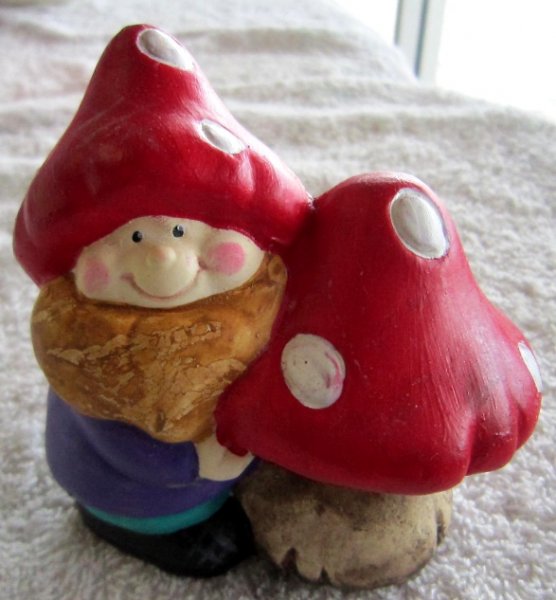 Hand Painted - Statue Gnome With Mushroom Small - Click Image to Close